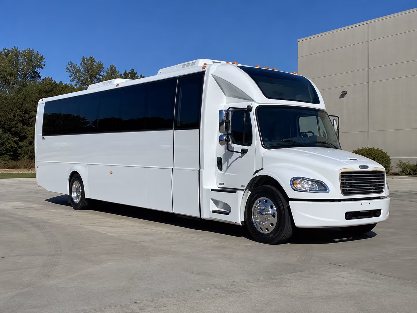 union 28 passenger party bus